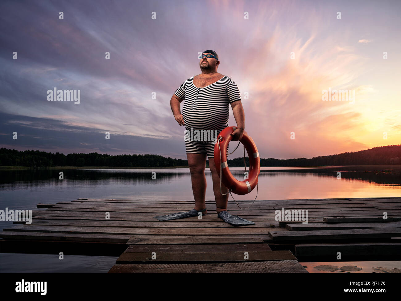El sobrepeso, la nadadora Fuunny retro por el lago al atardecer, con espacio de copia Foto de stock