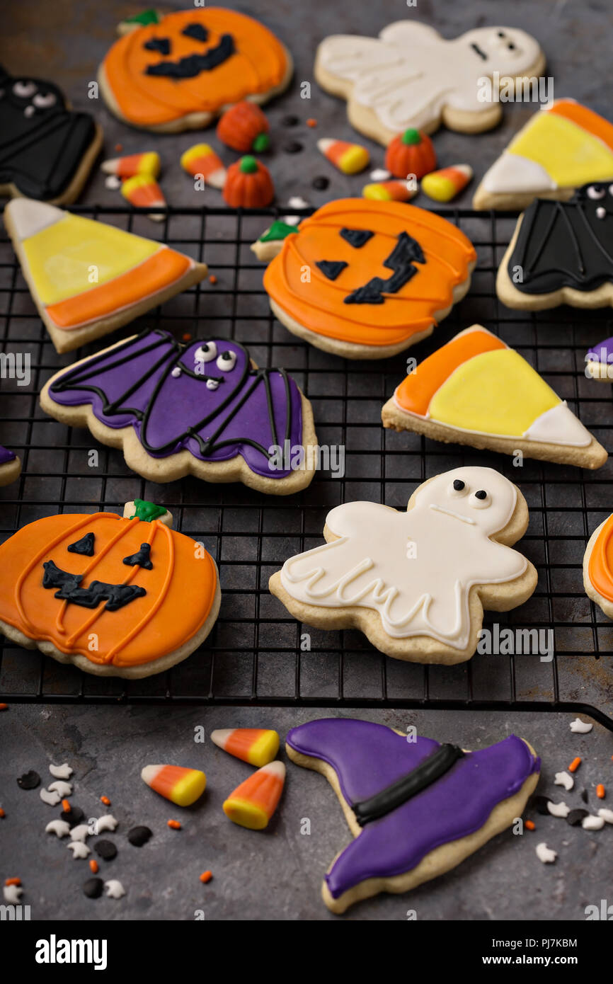 Galletas de Halloween en forma de calabaza, bat, ghost y golosinas  Fotografía de stock - Alamy