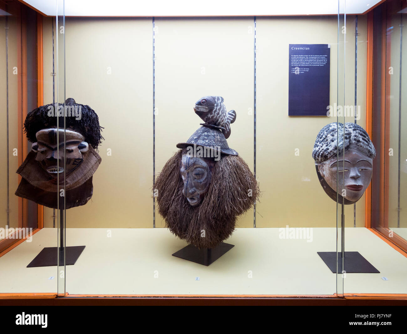 Máscaras del Congo y Gabón. El Museo Nacional de Madrid. España Fotografía de stock - Alamy