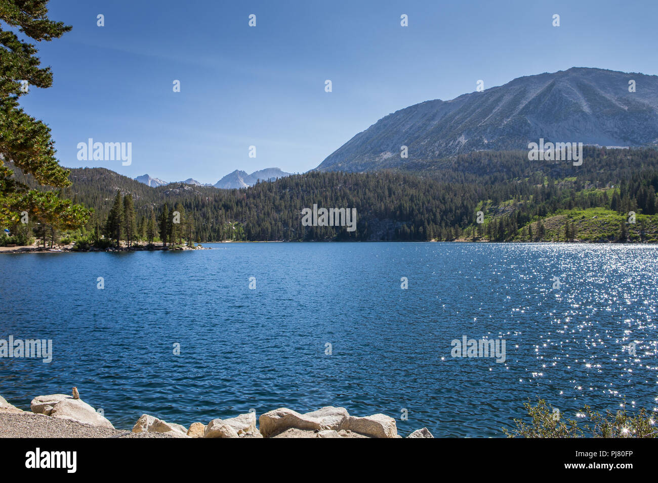 Rock Creek Lake, en la parte oriental de Sierra Nevada de California, EE.UU. Foto de stock