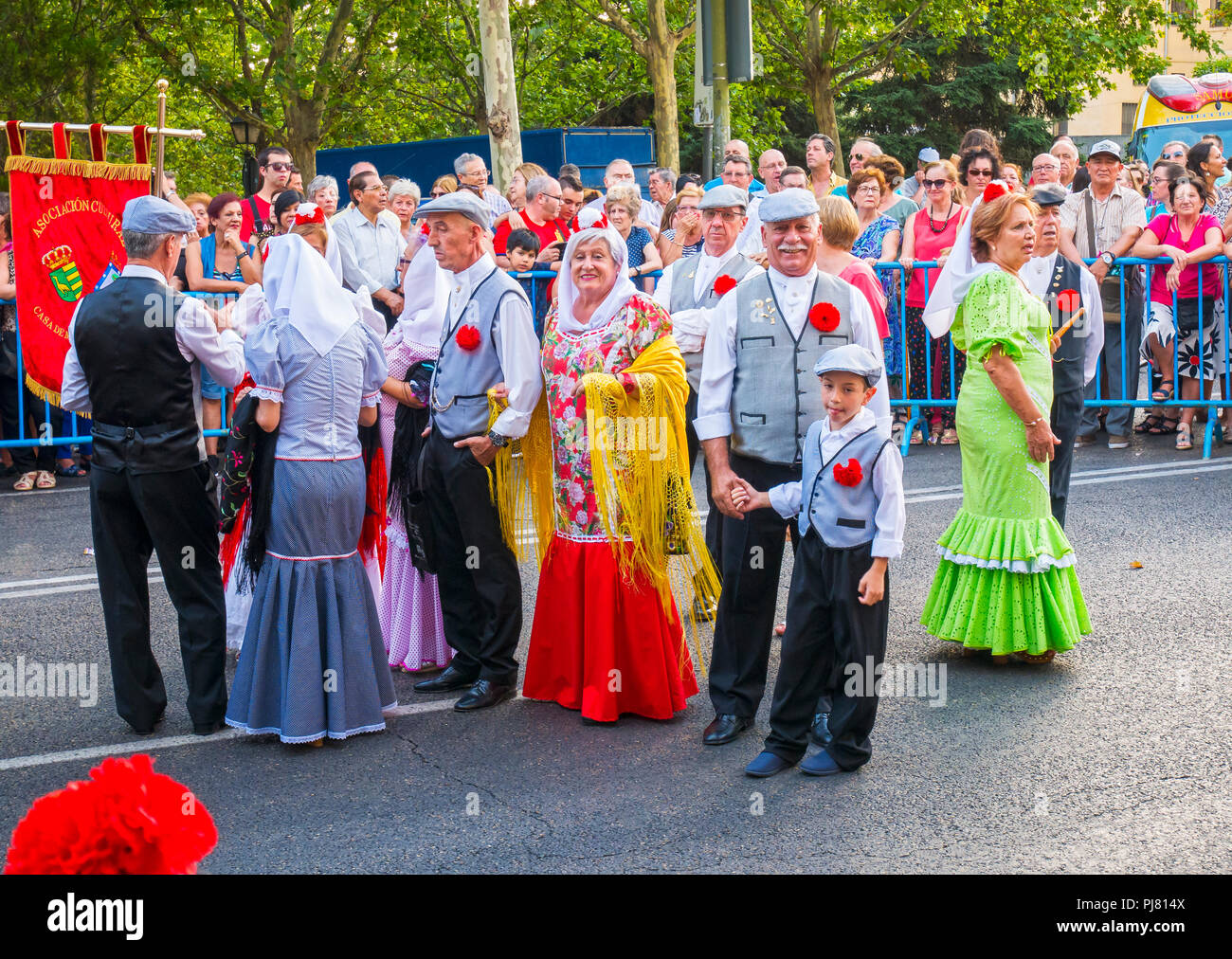 Chulapos y chulapas en las fiestas de La Paloma. Madrid. España Fotografía de stock Alamy