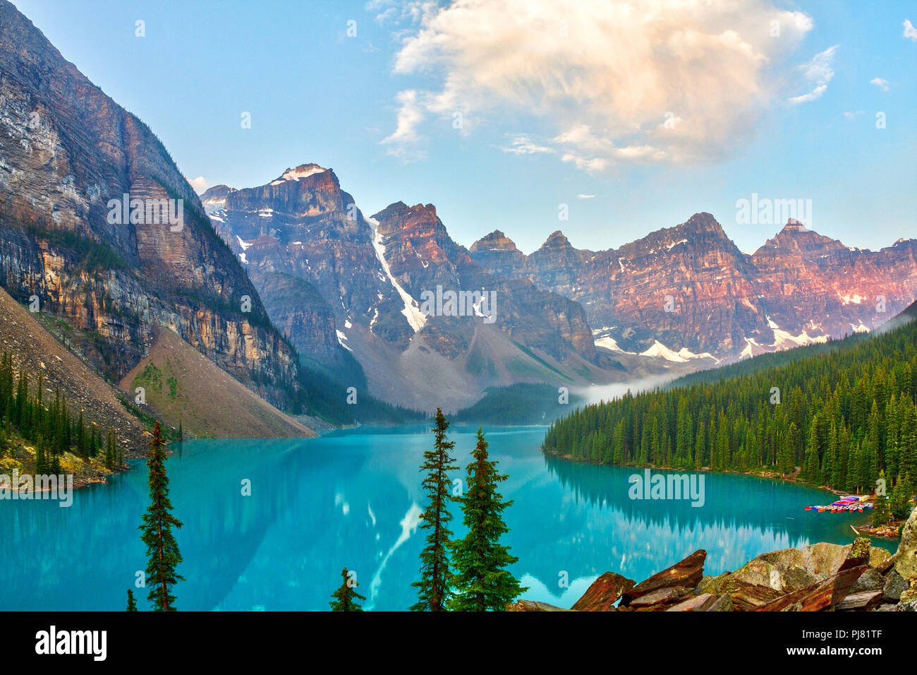 Amanecer sobre el valle de los Diez Picos con el lago Moraine del glaciar en el primer plano en las Montañas Rocosas Canadienses. Foto de stock