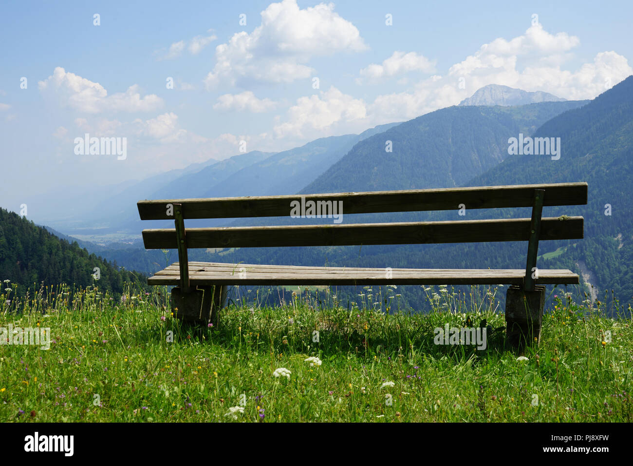 Sitzbank mit Blick über das Lesachtal und die Karnischen Alpen, Carintia, Österreich Foto de stock