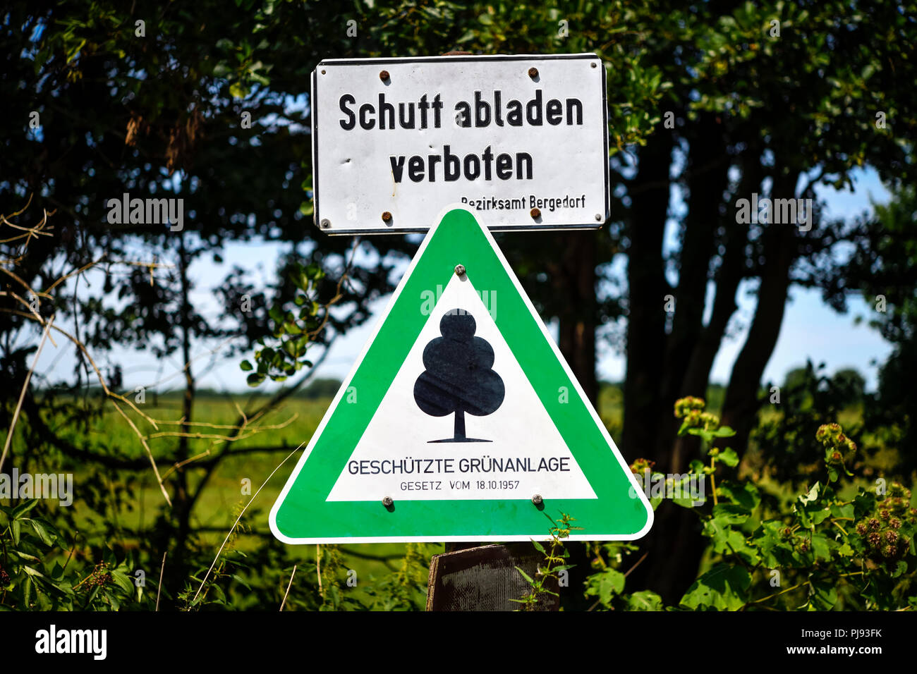 Firmar contra actos ilícitos de desechos en la reserva natural de prados Kirchwerder en Hamburgo, Alemania, Europa, Schild gegen illegale Müllentsorgung im Foto de stock