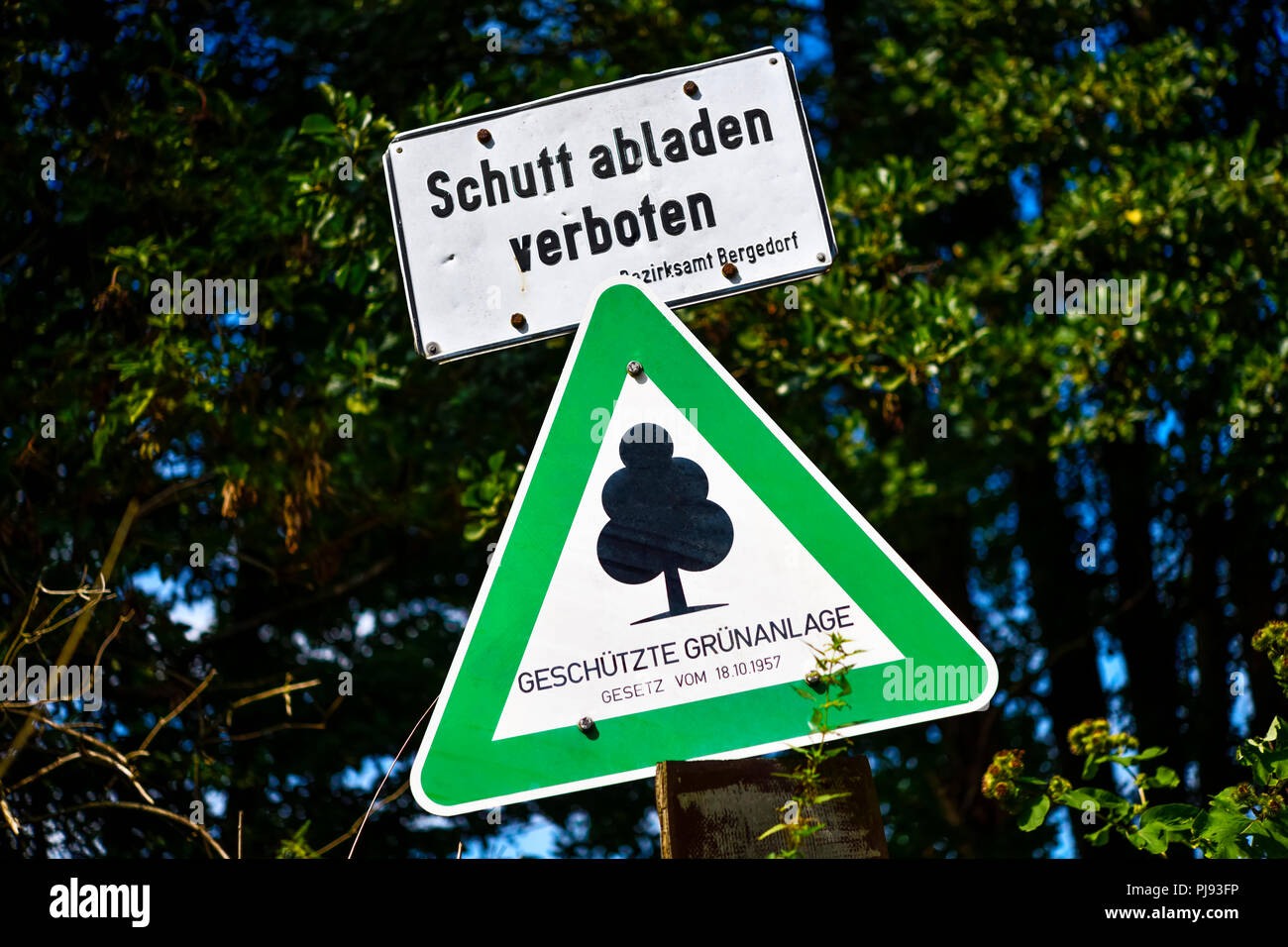 Firmar contra actos ilícitos de desechos en la reserva natural de prados Kirchwerder en Hamburgo, Alemania, Europa, Schild gegen illegale Müllentsorgung im Foto de stock