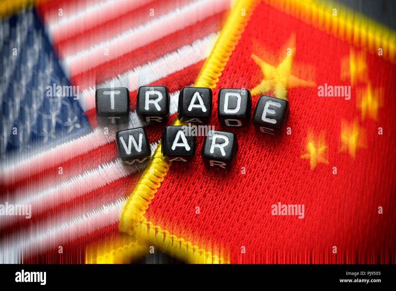 Banderas de los Estados Unidos y China con el trazo, el comercio, la guerra comercial Flaggen von USA und mit dem Schriftzug China guerra comercial Handelskrieg Foto de stock