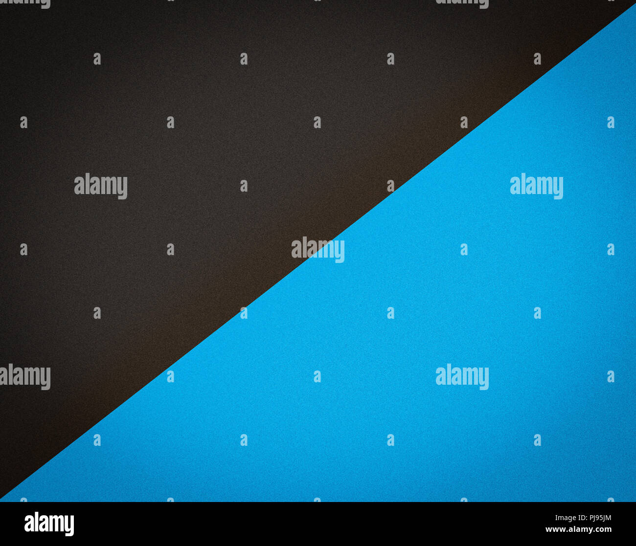 Dividir tonos negro y azul de fondo. División diagonal con textura de ruido y vignette. Foto de stock