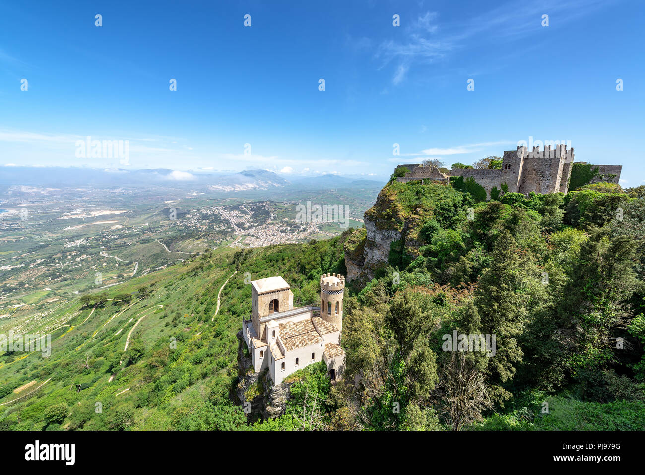 Castillos en un escenario dramático en Erice, Italia en la isla de Sicilia Foto de stock