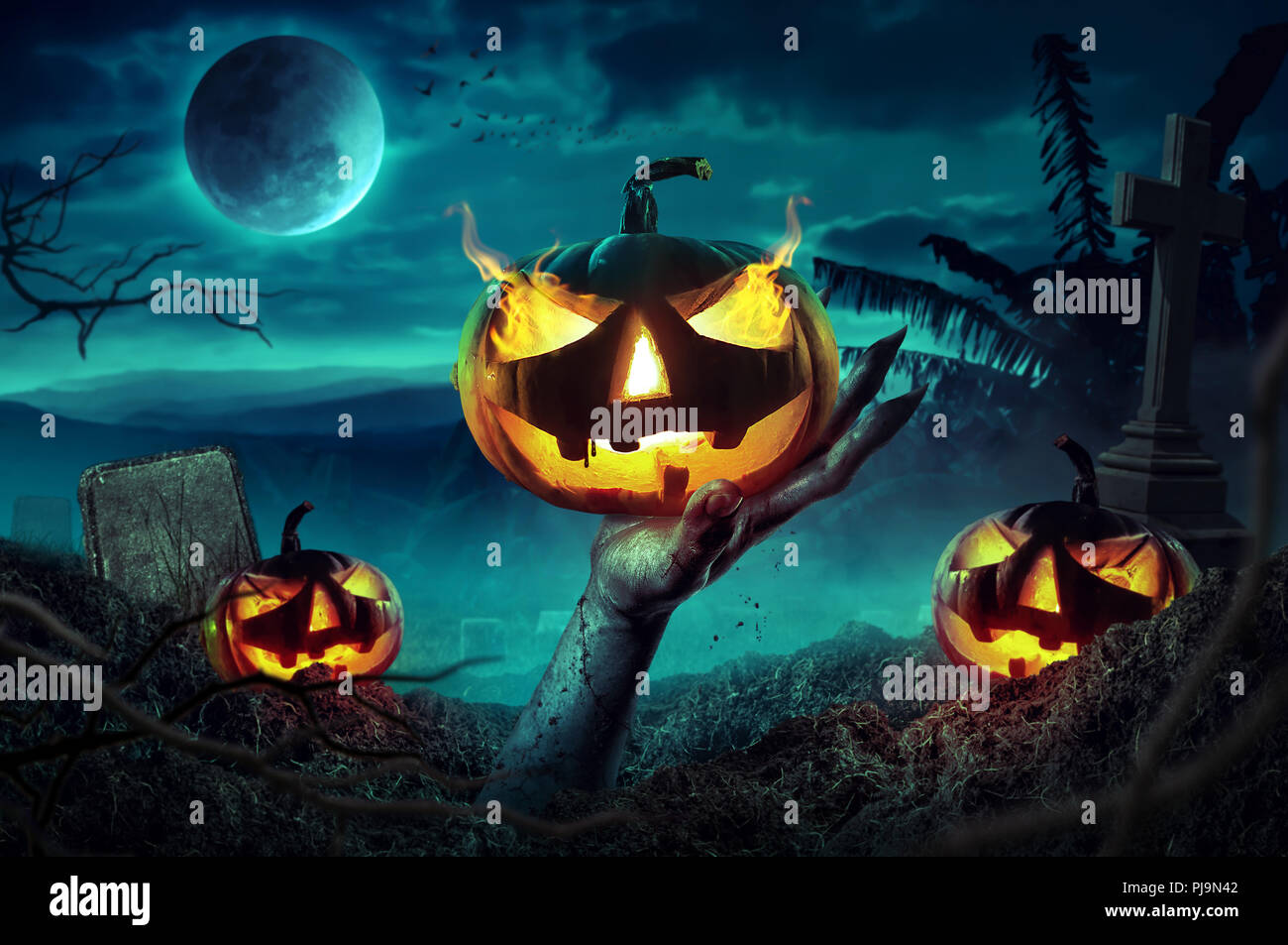 Manos de Zombie rising en la oscuridad de la noche de Halloween. Foto de stock