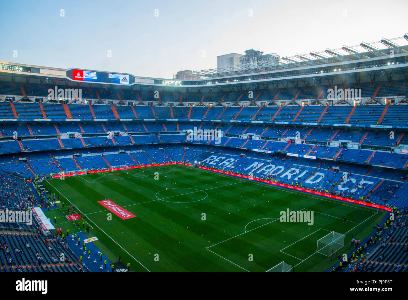 El estadio Santiago Bernabeu antes de un partido de fútbol. Madrid, España. Foto de stock