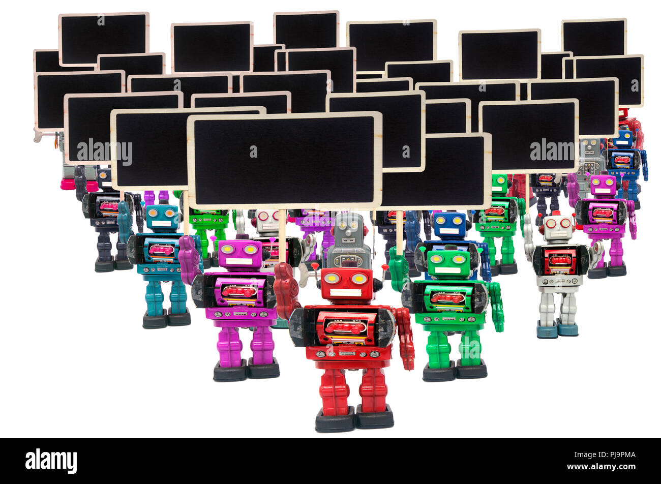 Un gran grupo de manifestantes robot aislado en blanco Foto de stock