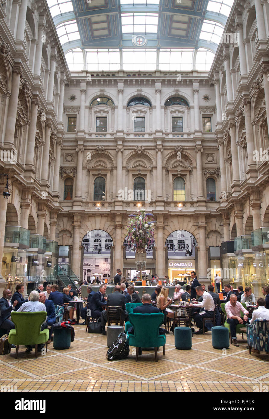 La gente en la cafetería de la Royal Exchange, Londres Foto de stock