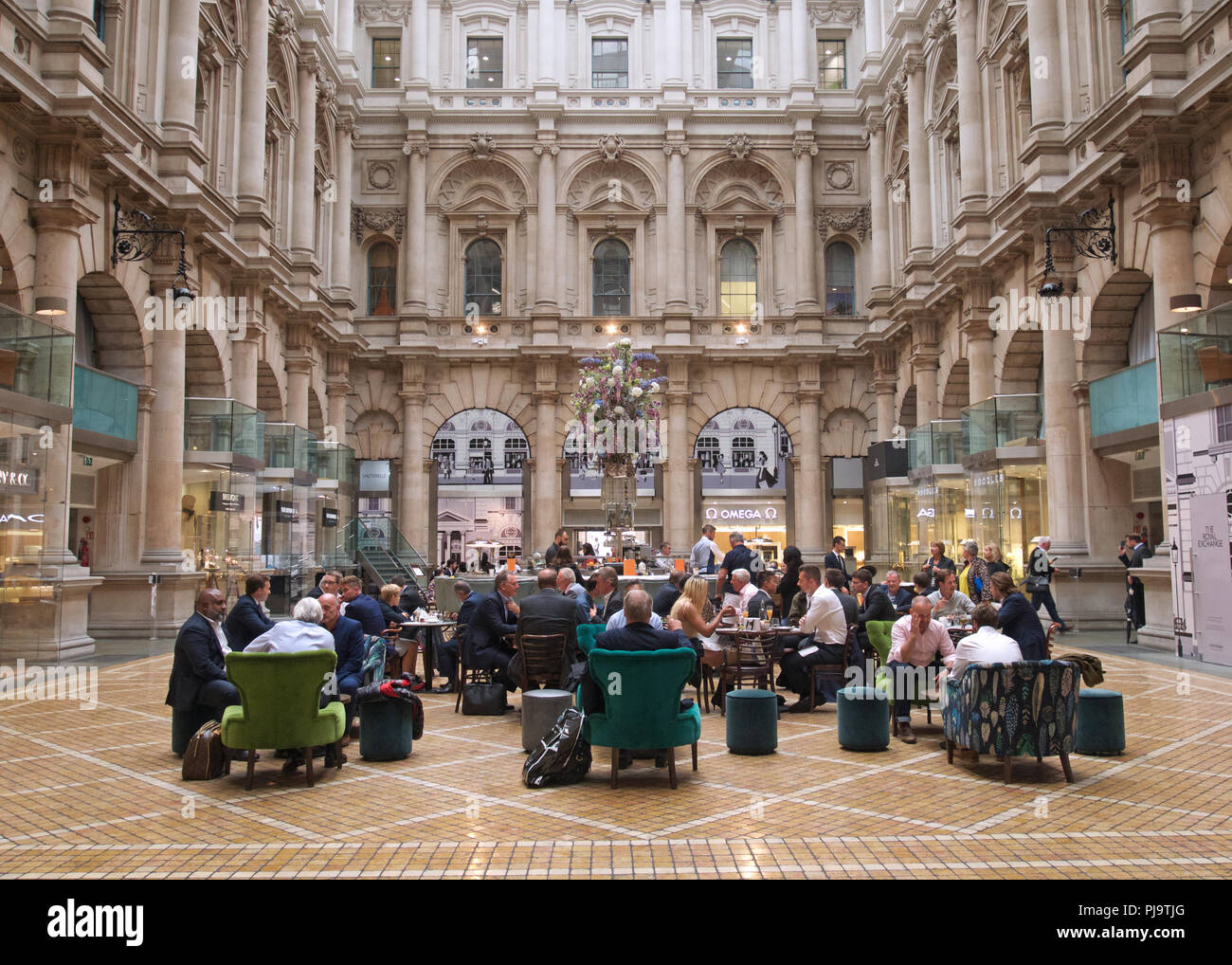La gente en la cafetería de la Royal Exchange, Londres Foto de stock