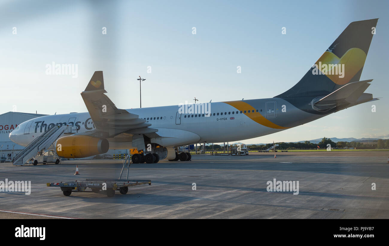 Thomas Cook visto aviones Airbus A330 en el Aeropuerto Internacional de Glasgow, Renfrewshire, Escocia - 10 de septiembre de 2017 Foto de stock