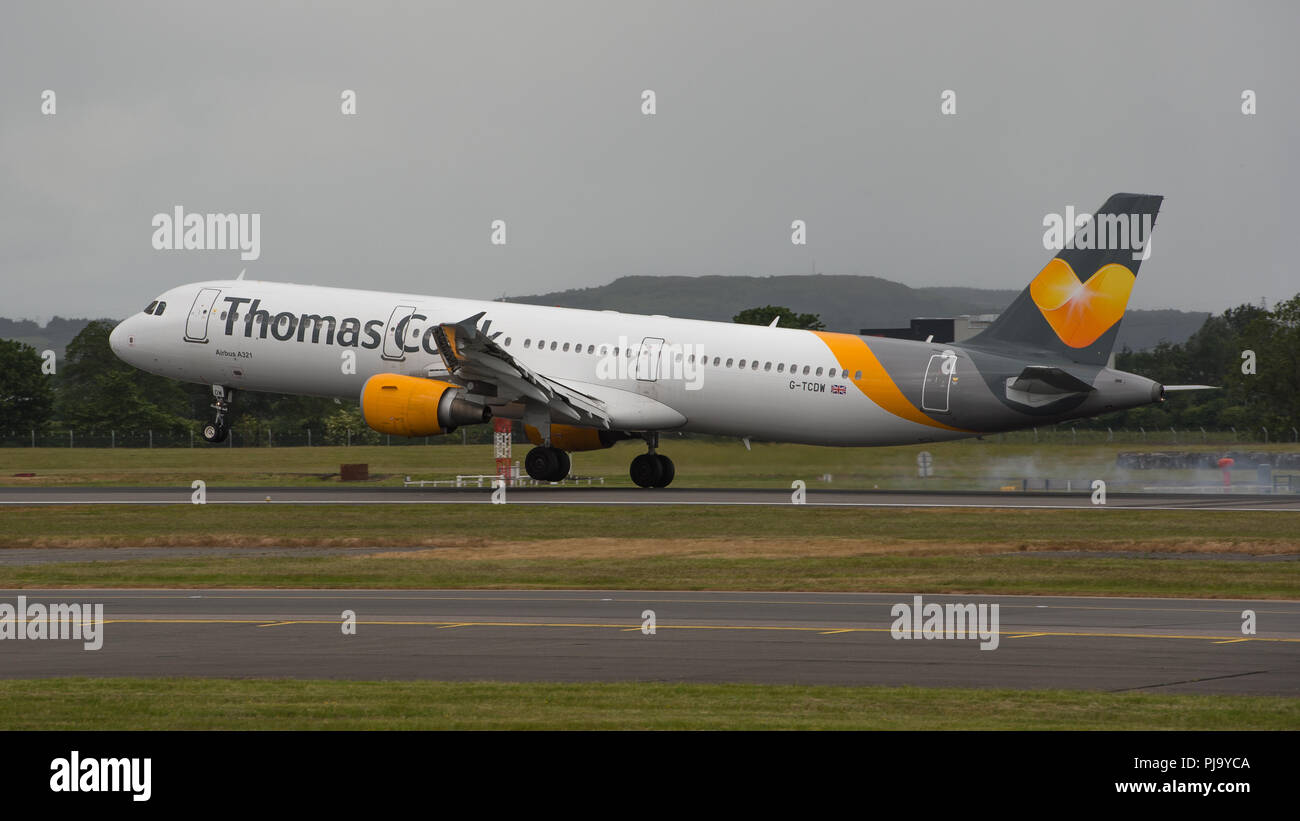 Thomas Cook Airlines fuma en Airbus A321 aterriza en el Aeropuerto Internacional de Glasgow, Renfrewshire, Escocia - 14 de junio de 2016 Foto de stock