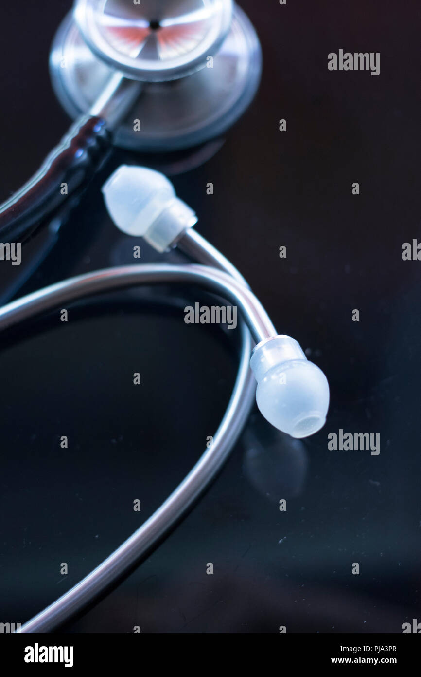 Medicos estetoscopio utilizado por el médico o la enfermera para escuchar  latidos del corazón del paciente en el hospital Fotografía de stock - Alamy