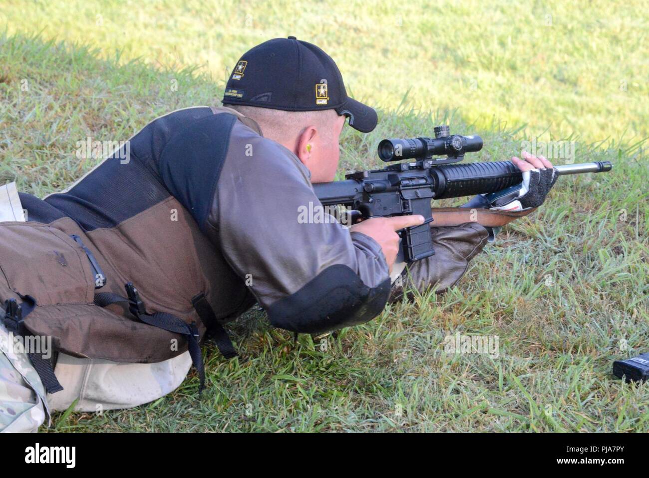 Quantico, Virginia - El ejército de los EE.UU. Unidad de puntería (USAMU)  Servicio equipo de fusil soldado Sgt. Lane Ichord, un nativo de Waterford,  Ca. se prepara a fuego downrange durante el