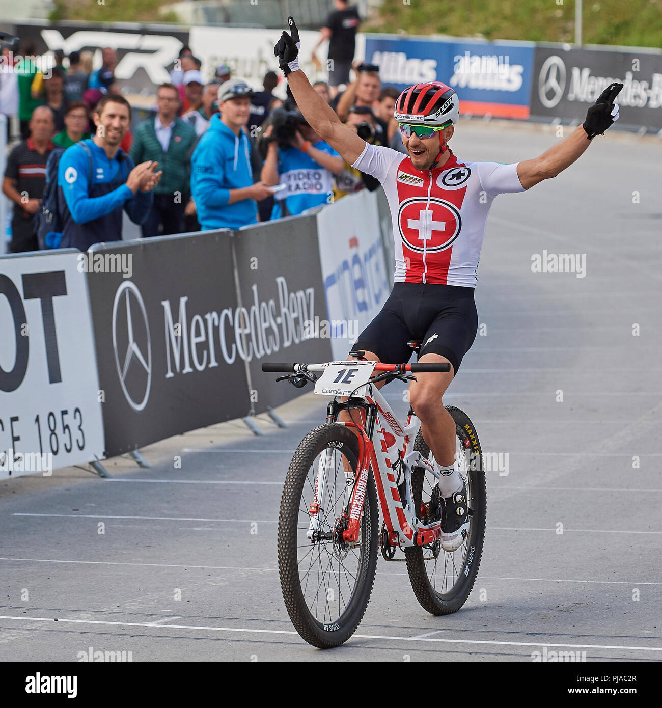 Lenzerheide, Suiza. 5 de septiembre de 2018. Nino Schurter celebra la  victoria en las UCI 2018