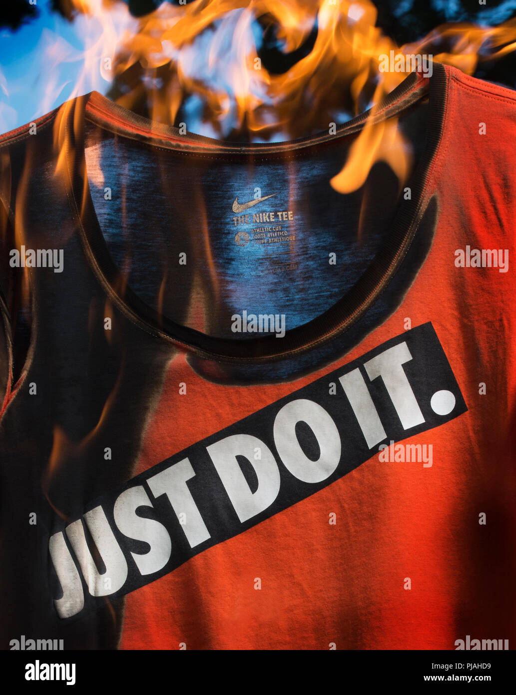 09/05/2018, Studio, Lexington, MA, USA. Flaming camiseta deportiva de Nike,  Editorial Ilustración. El 09/03/2018 Nike Inc., una compañía de ropa  deportiva mundial anunció que contará con Colin Kaepernick en el 30  aniversario