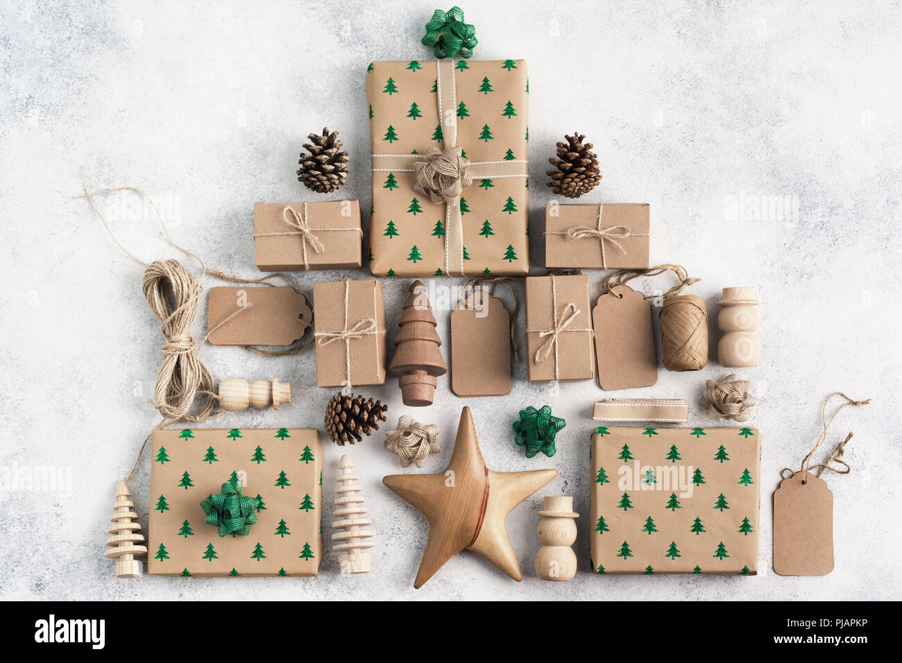 Concepto de Navidad, Árbol de Navidad hecho de Brown presente cajas, piñas,  yute, adornos de madera de hilo en la luz de fondo, vista superior, espacio  de copia Fotografía de stock -
