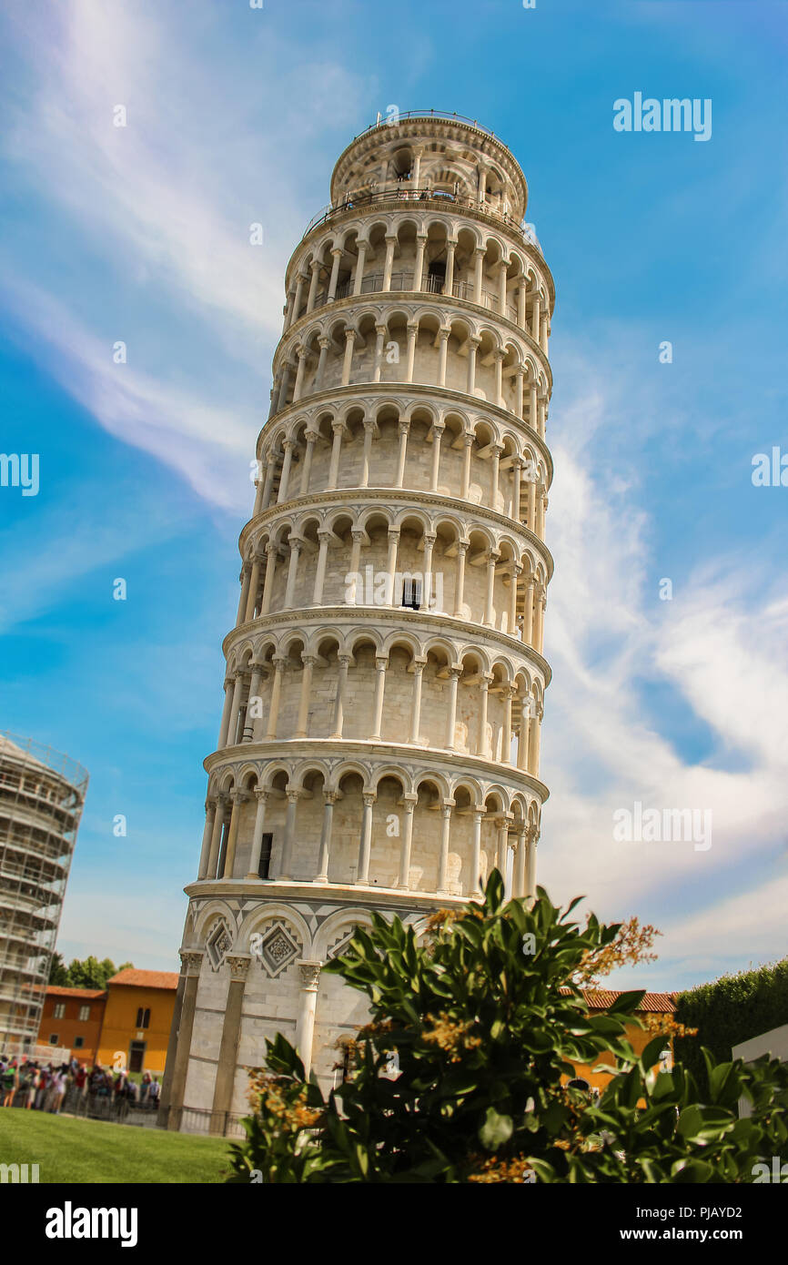 La Torre inclinada de Pisa, en la Plaza de la Catedral de la Piazza del Duomo, un hito arquitectónico campanario independiente en Italia, Europa Foto de stock