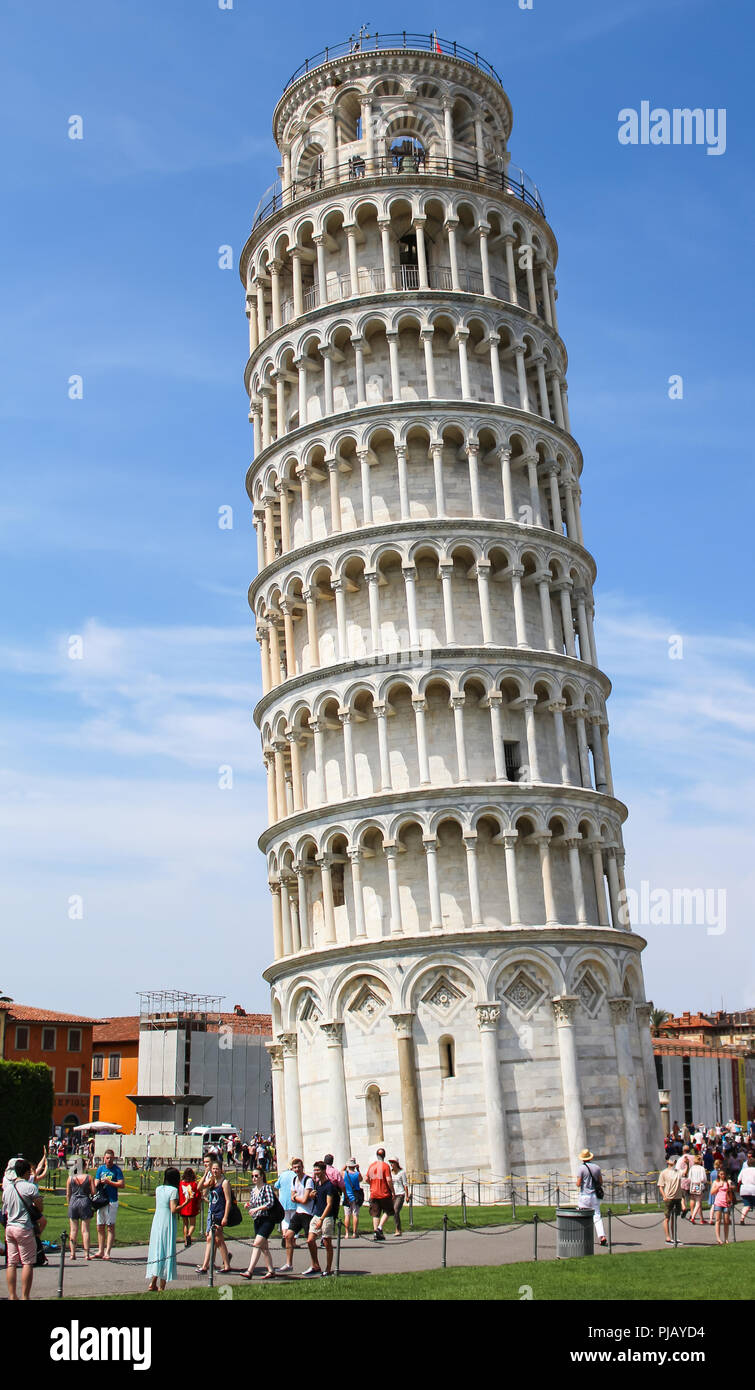 Pisa, Italia - 2015-06-29 La Torre inclinada de Pisa, en la Plaza de la Catedral de la Piazza del Duomo, un hito arquitectónico campanario independiente en Italia Foto de stock
