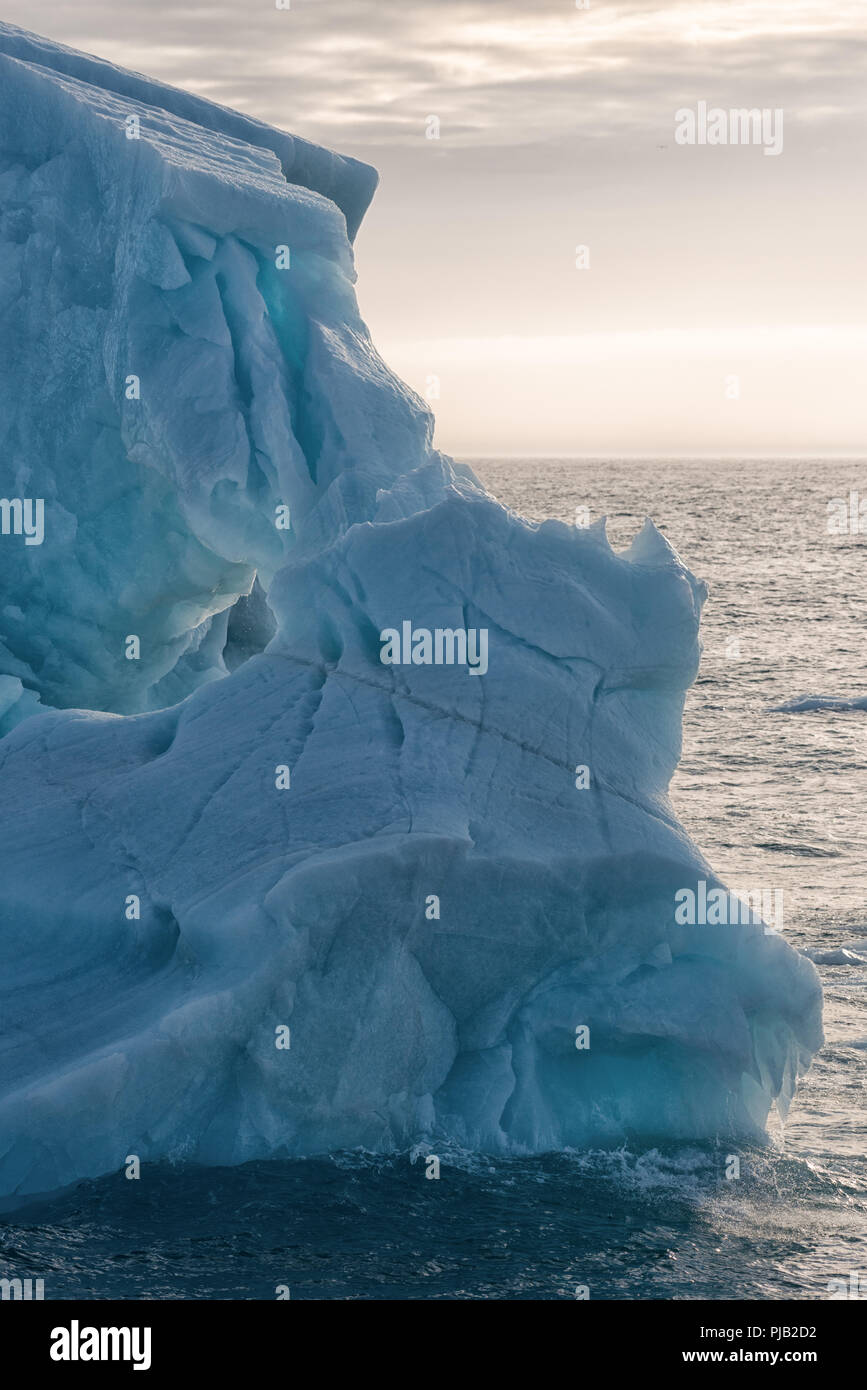 Derritiendo iceberg cerca de Bråsvellbreen, capa de hielo ártico Austfonna , Nordaustlandet, Archipiélago de Svalbard, Noruega Foto de stock