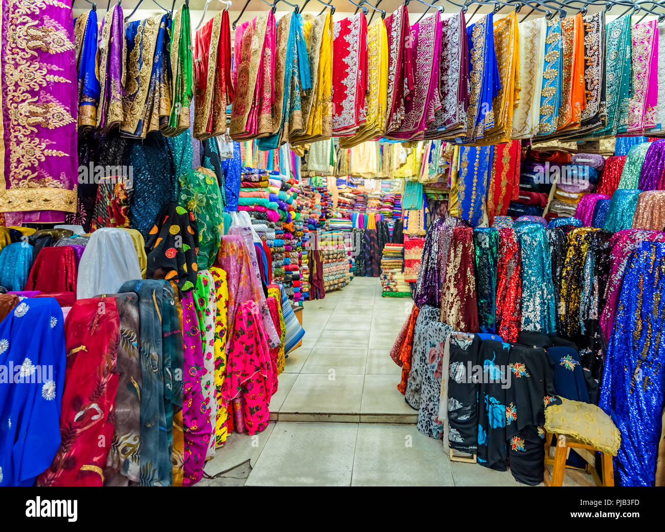 Vista de una tienda donde diferentes ropa tradicional local se vendieron en el Bazar Huseyniye en Sanliurfa, Turquía. Foto de stock