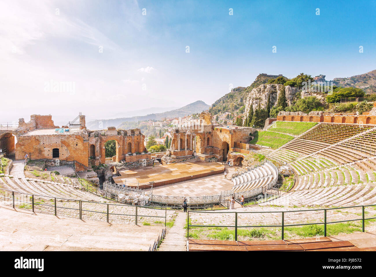 Ruinas del Teatro Griego de Taormina y de la pintoresca cadena montañosa del volcán Etna en Castelmola en el fondo. Taormina, Sicilia, Ita Foto de stock