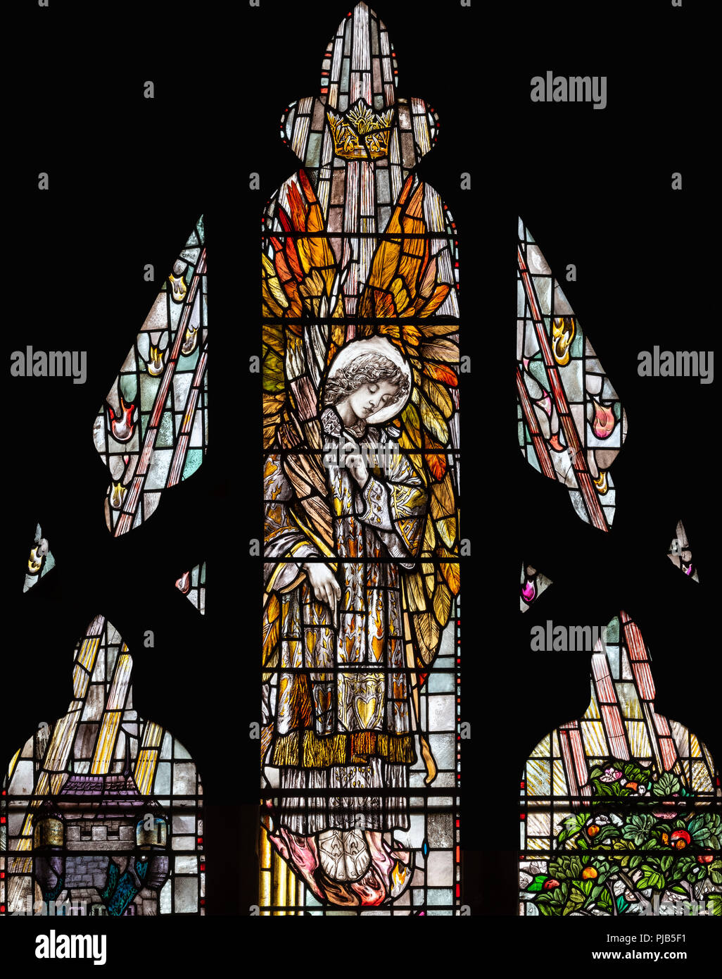 Un ángel ascendente en una bola de fuego, ventana, Christopher Whall Turnbull (1905), la iglesia de St Oswald, Ashbourne, Derbyshire, Reino Unido Foto de stock