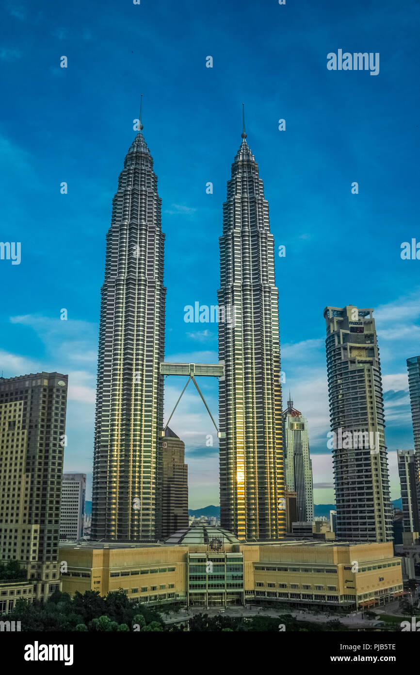 Extraordinaria vista completa de las Petronas Twin Towers, incluyendo Suria KLCC al amanecer. Adoptada en enero de 2009, en Kuala Lumpur, Malasia. Foto de stock