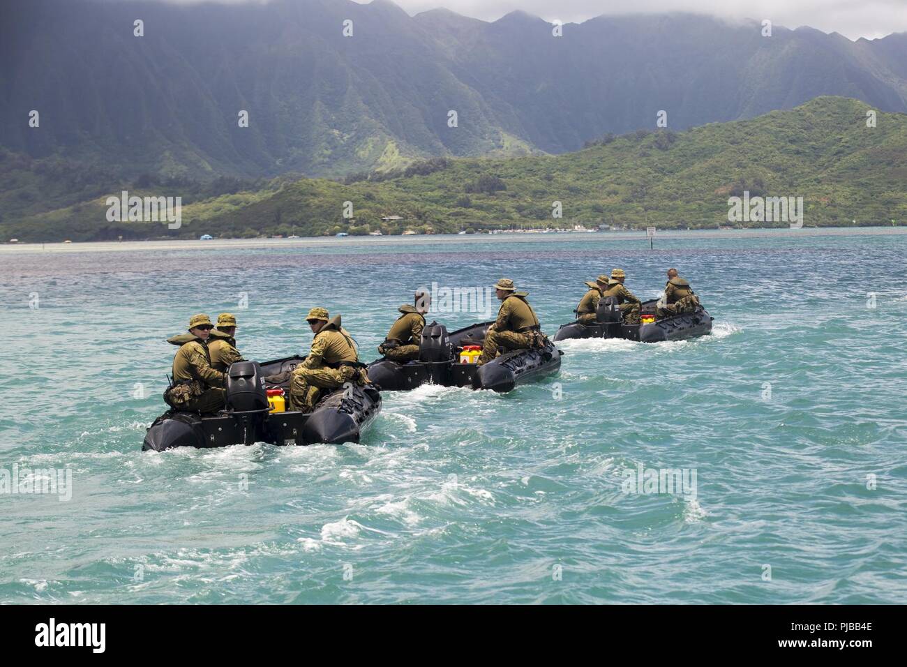 MARINE CORPS BASE HAWAII (Julio 1, 2018) Los soldados australianos con el  Royal Australian Regiment paseo en Zodiac Mark 2 Grand Raider botes  inflables de propósito general durante un ensayo de inserción