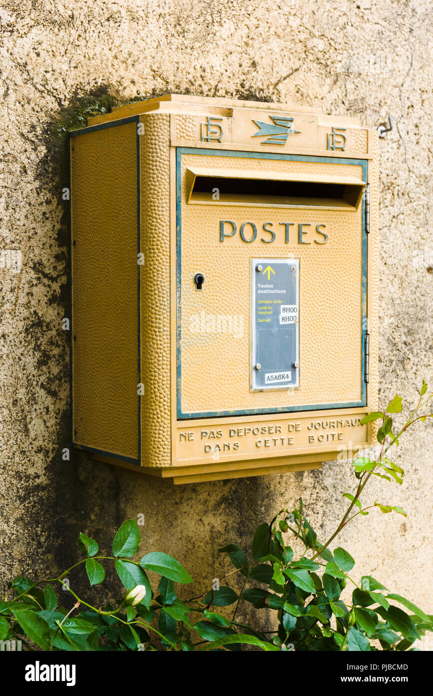Buzón del servicio de correos francés de color amarillo. Pigna, región de Balagne, Córcega, Francia Foto de stock