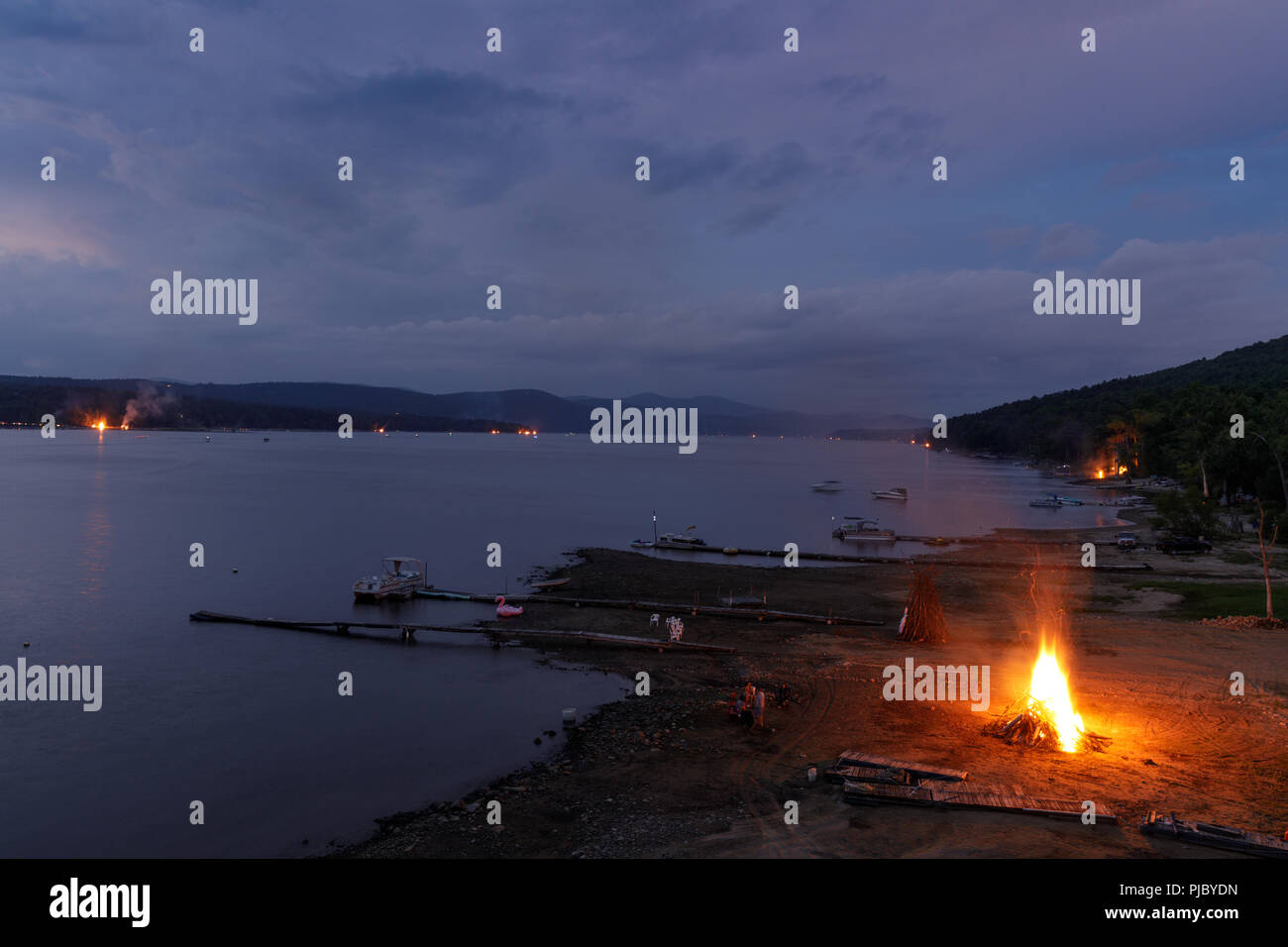 El verano termina con un "Anillo de Fuego" en el fin de semana del Día del Trabajo, fogatas encendidas a lo largo de las orillas del Gran Lago Sacandaga, sur de Adirondack, Estado de Nueva York. Foto de stock