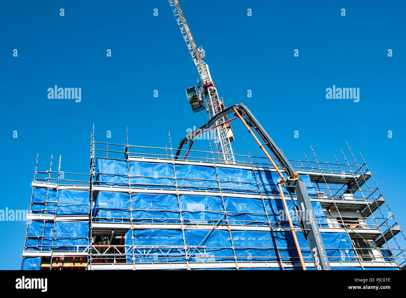 Gosford, Nueva Gales del Sur, Australia - El 7 de julio. 2018: construcción y progreso de actualización 101. El bombeo de hormigón en unidades de vivienda nueva construcción Foto de stock