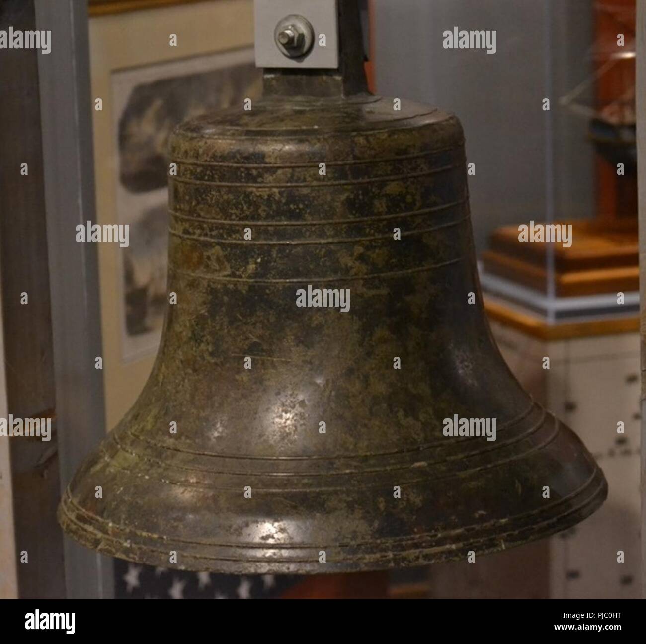 La campana del buque desde el USS Cumberland en exhibición en el Museo Naval de Hampton Roads. El Cumberland se hundió durante un enfrentamiento con el Ironclad CSS Virginia en marzo de 1862, durante la batalla de Hampton Roads. Foto de stock