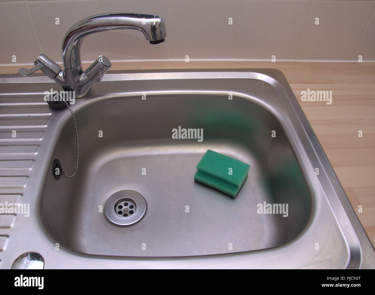 Esponja de metal para lavar platos aislado sobre un fondo blanco Fotografía  de stock - Alamy