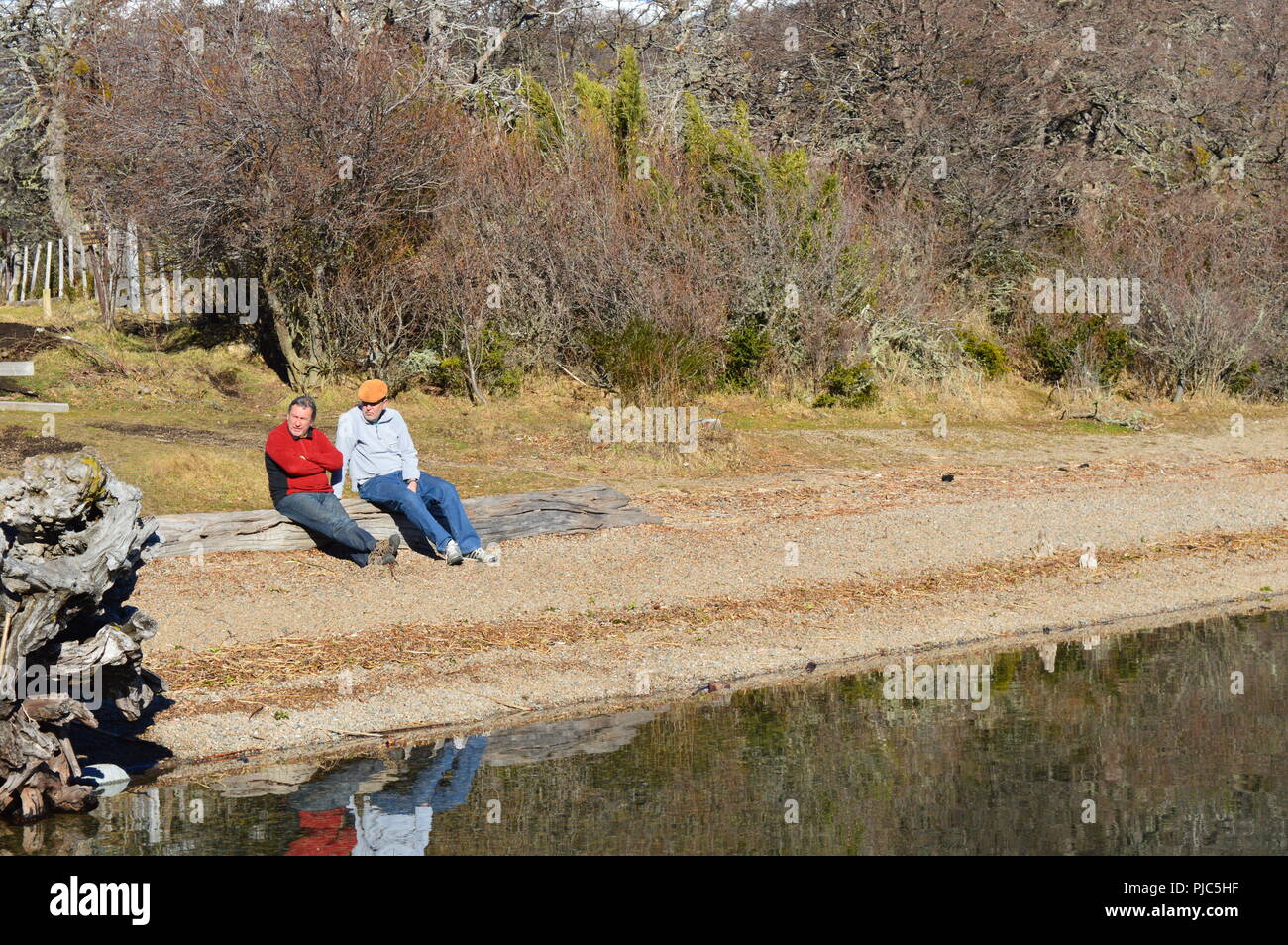 Hombres al borde del lago Foto de stock
