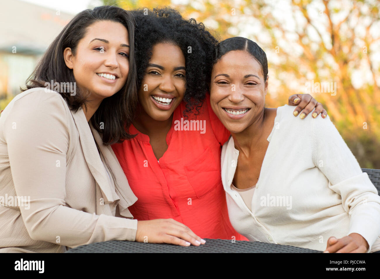 Grupo multiétnico de la mujer riendo y hablando. Foto de stock