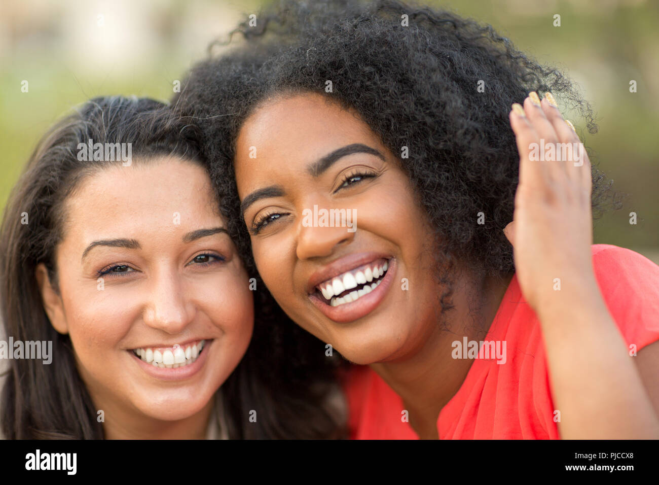 Grupo multiétnico de la mujer riendo y hablando. Foto de stock