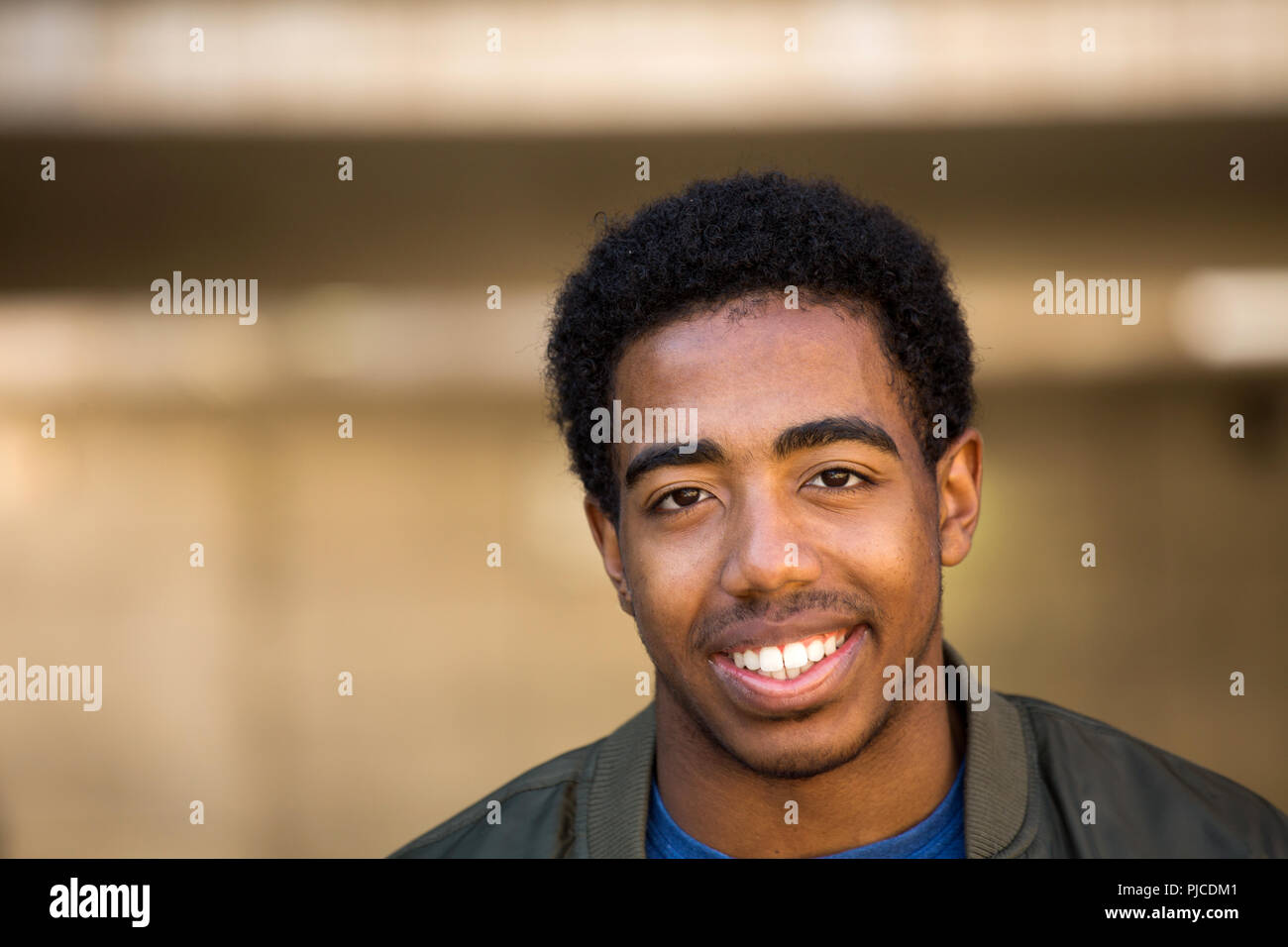 Adolescente americano africano sonriendo. Foto de stock