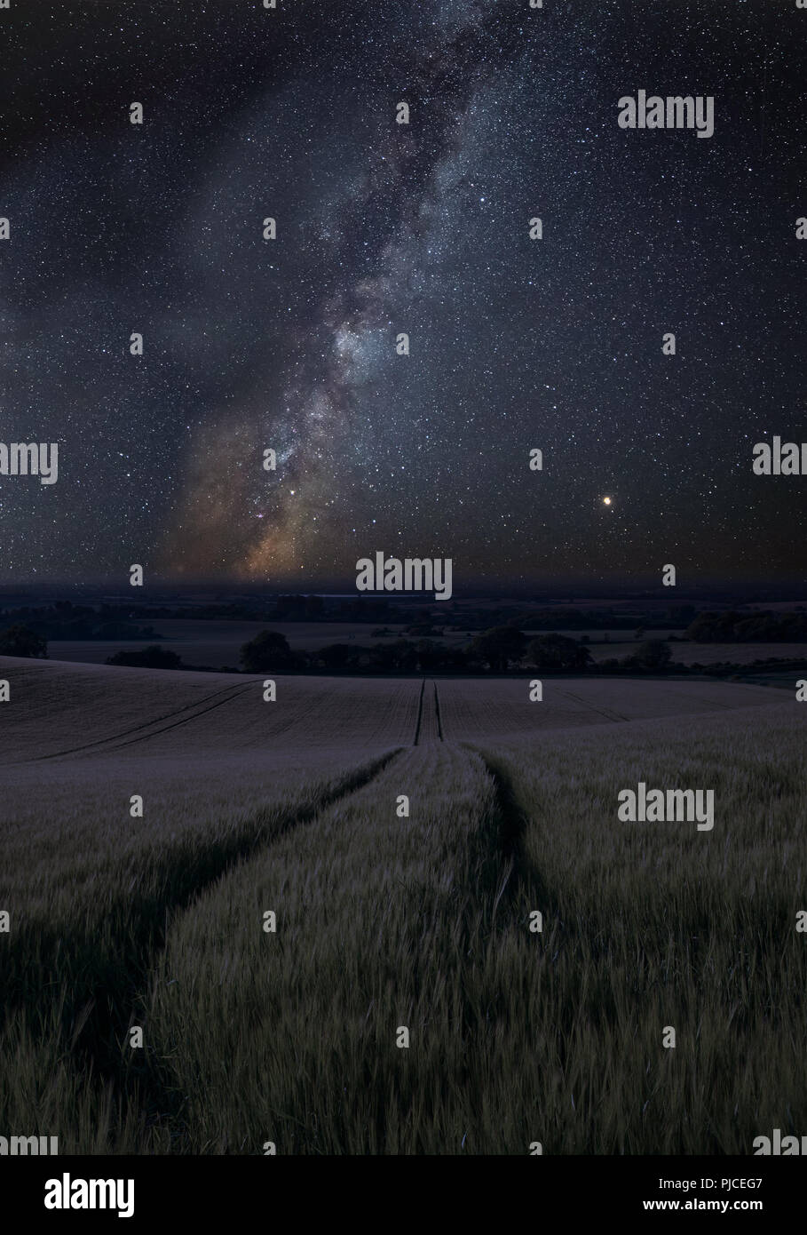 Impresionante vibrante Vía Láctea imagen compuesta a lo largo de paisaje de campo de trigo Foto de stock