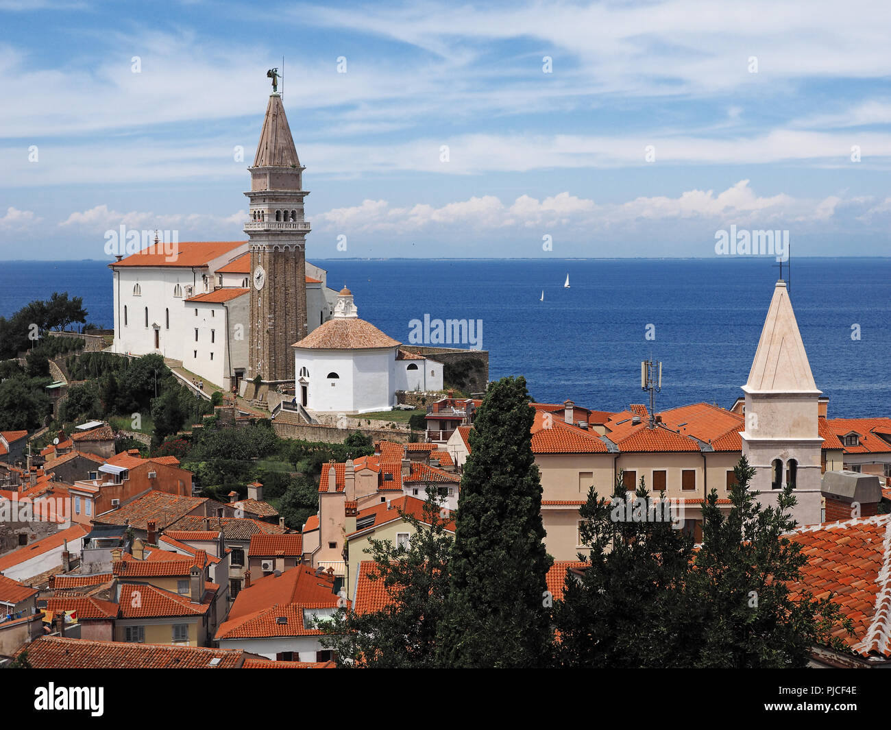 Vista de la ciudad Piran en Istria eslovena en la costa del Adriático con la iglesia Foto de stock