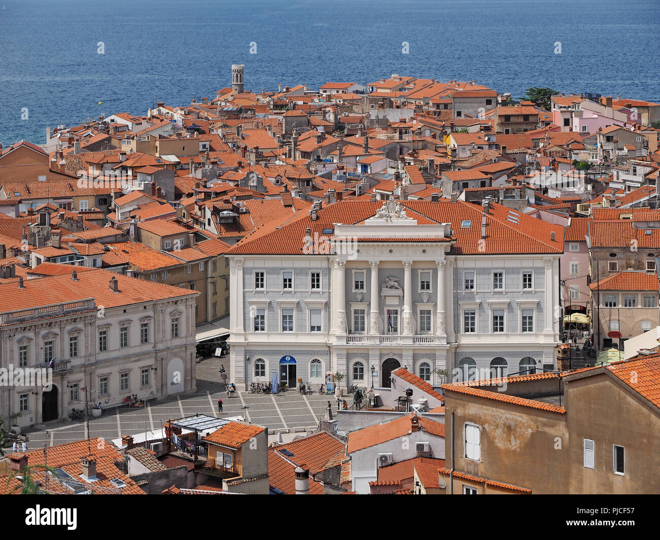 Vista de la ciudad Piran en Istria eslovena en la costa del Adriático Foto de stock