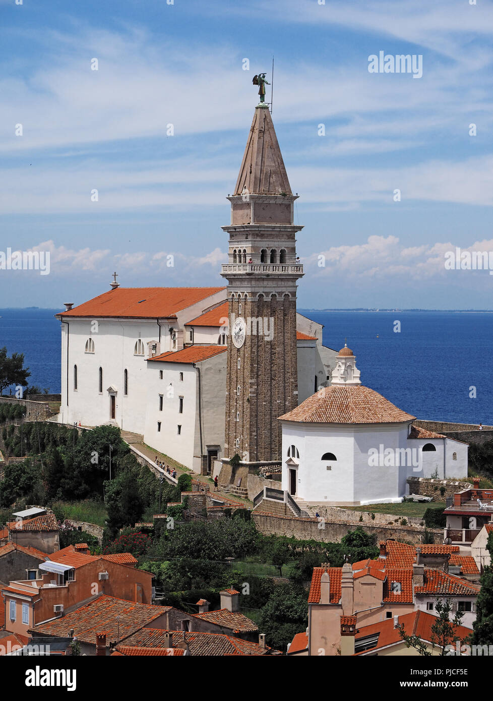 Vista de la ciudad Piran en Istria eslovena en la costa del Adriático con la iglesia Foto de stock