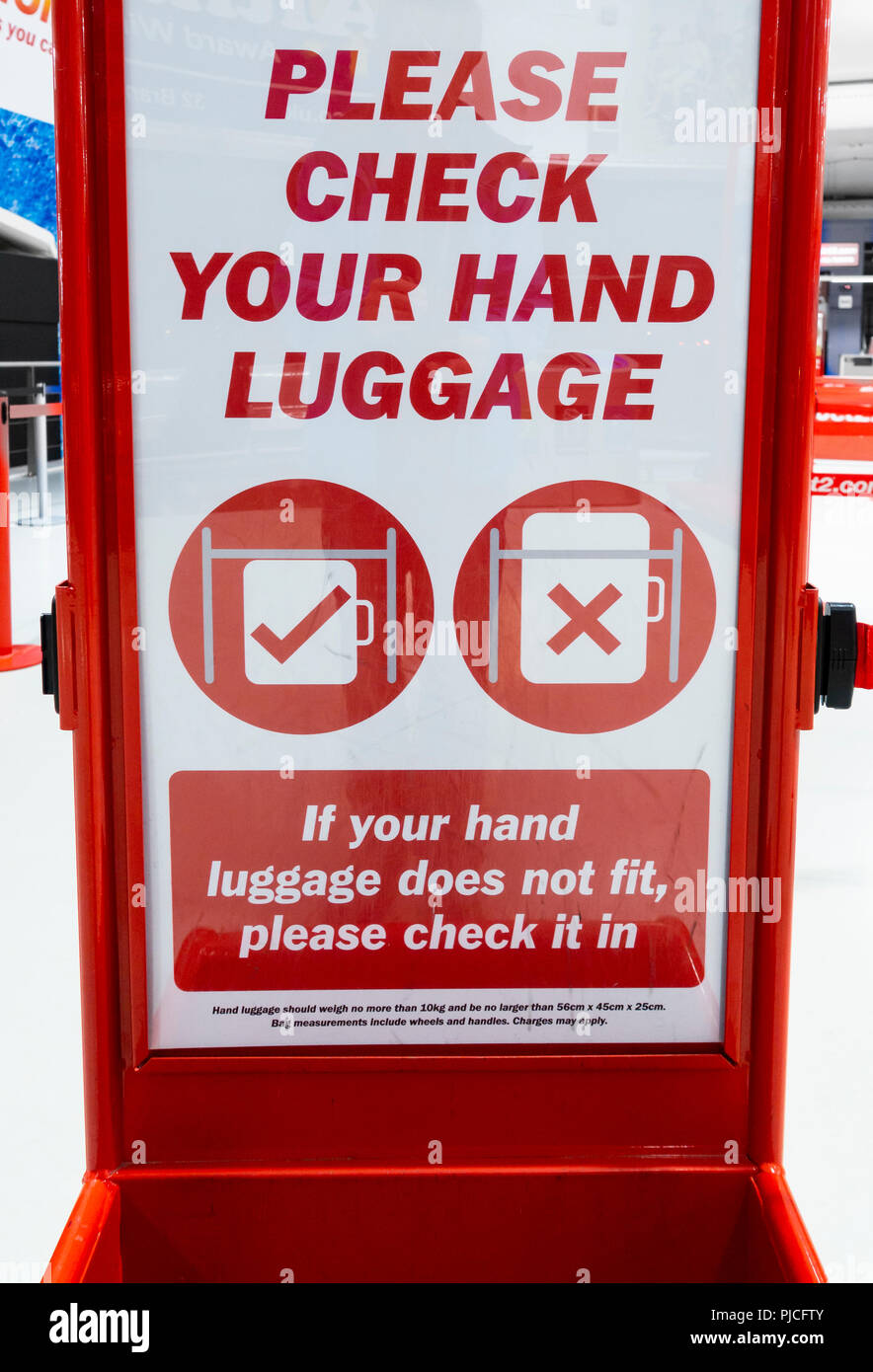 Jet2.Com aeropuerto verificador equipaje de mano Fotografía de stock - Alamy