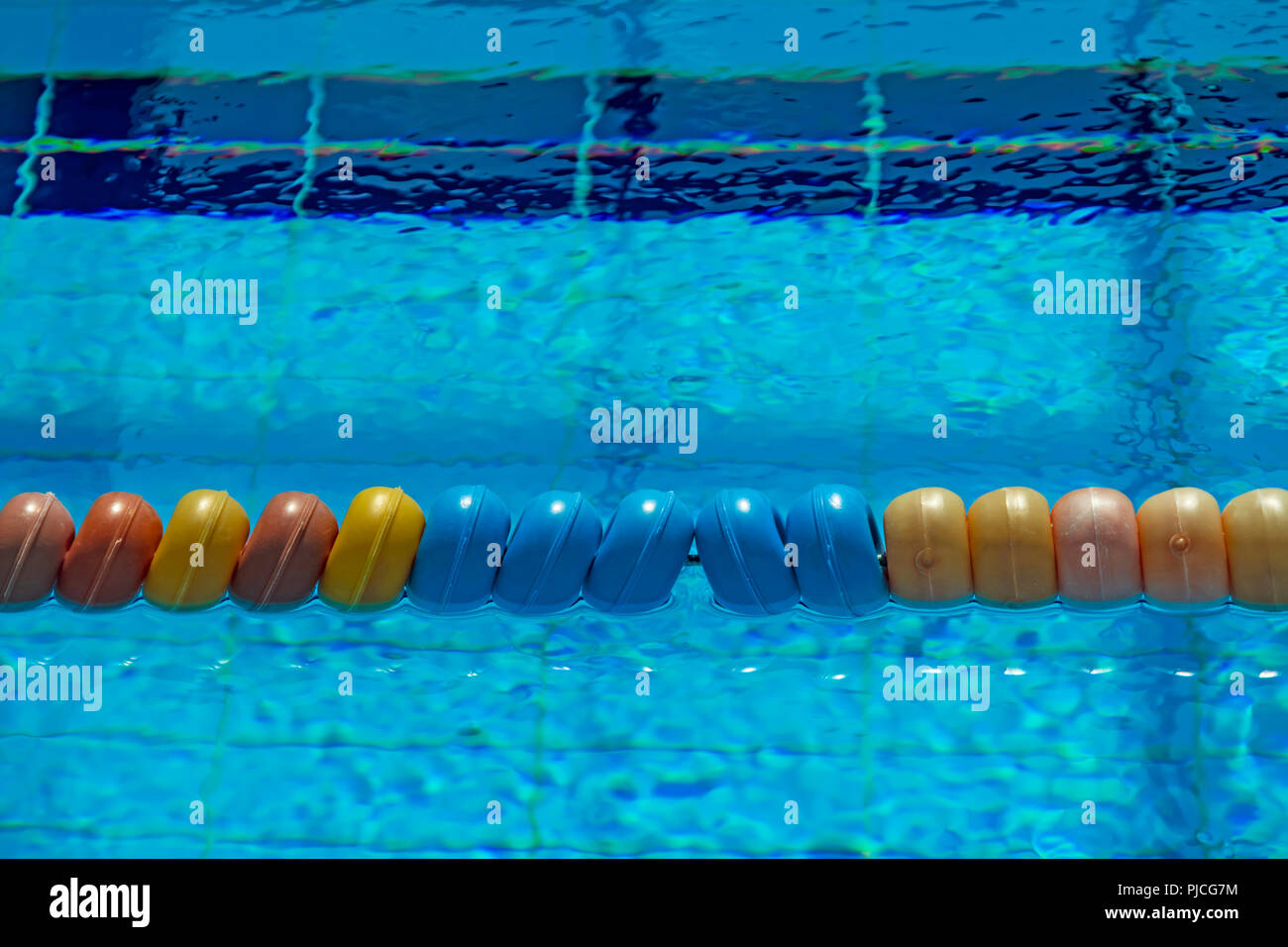 Separador de carril de la piscina olímpica Fotografía de stock - Alamy