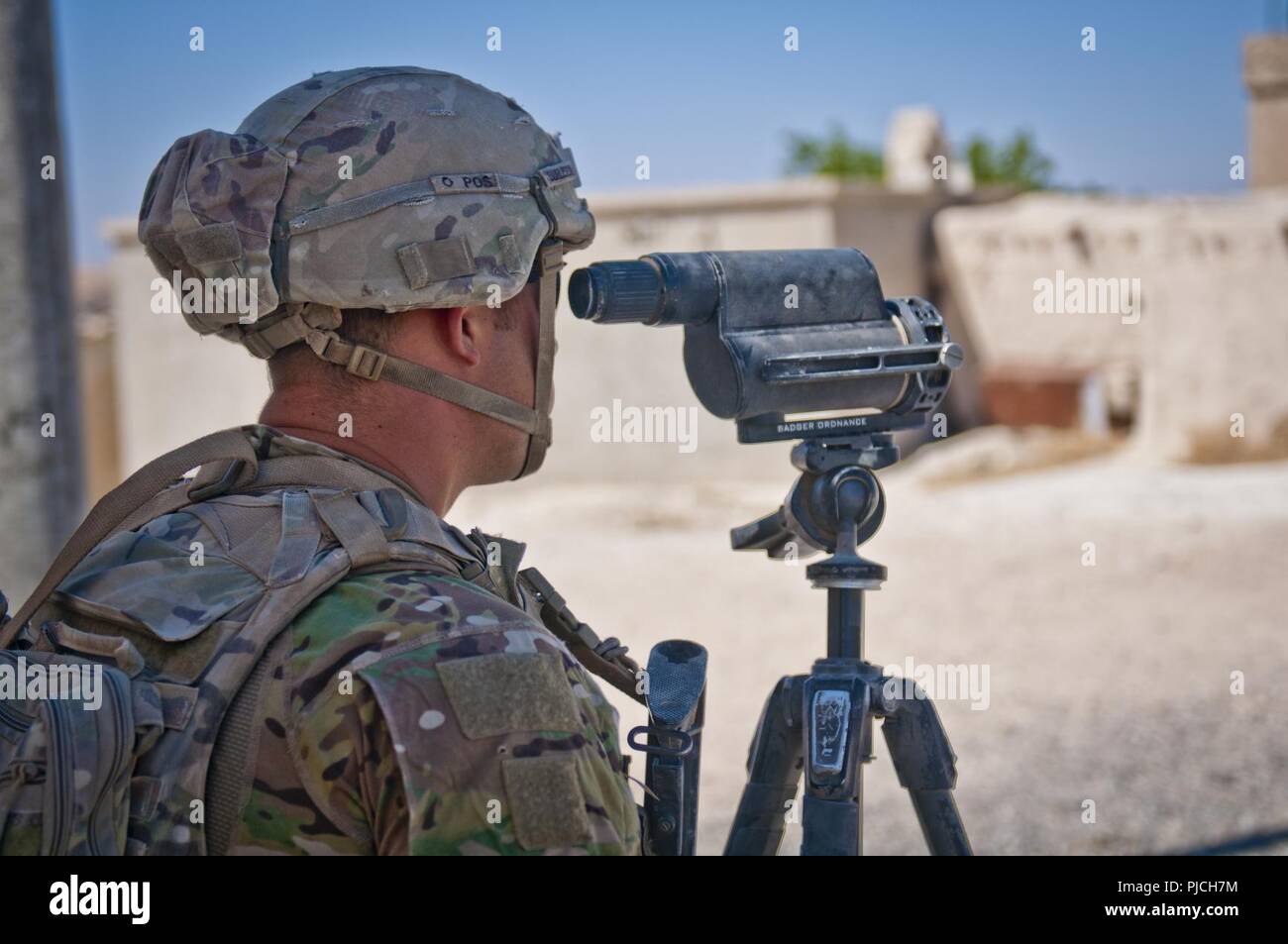 servidor Casi muerto Contagioso Un soldado estadounidense utiliza un telémetro para localizar fuerzas  militares turcas en el otro lado de la línea de demarcación durante una  patrulla independientes, coordinadas a lo largo de la línea de