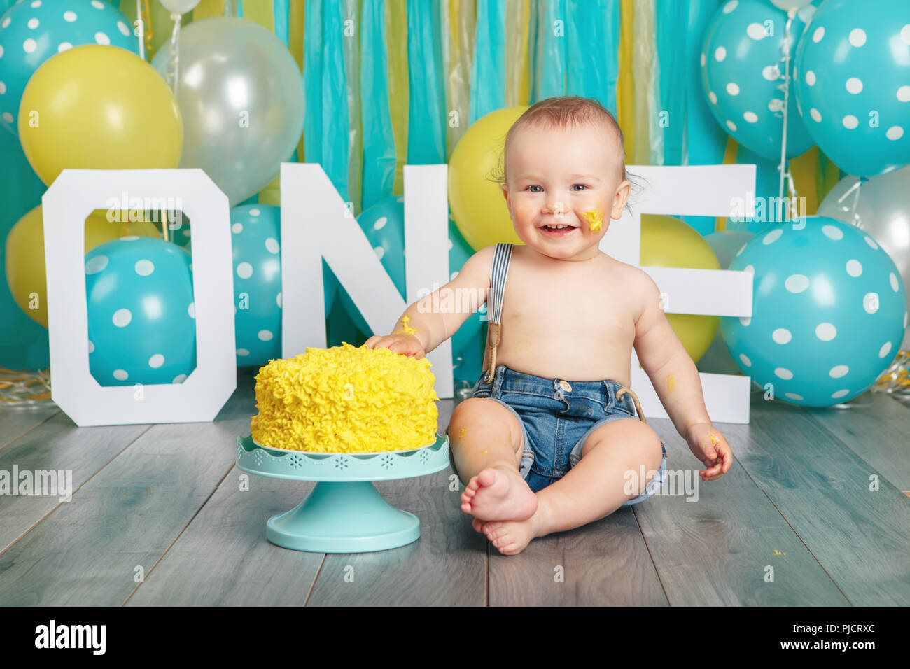 Niño de 1 año de edad, smash Pastel Pastel de cumpleaños Fotografía de  stock - Alamy