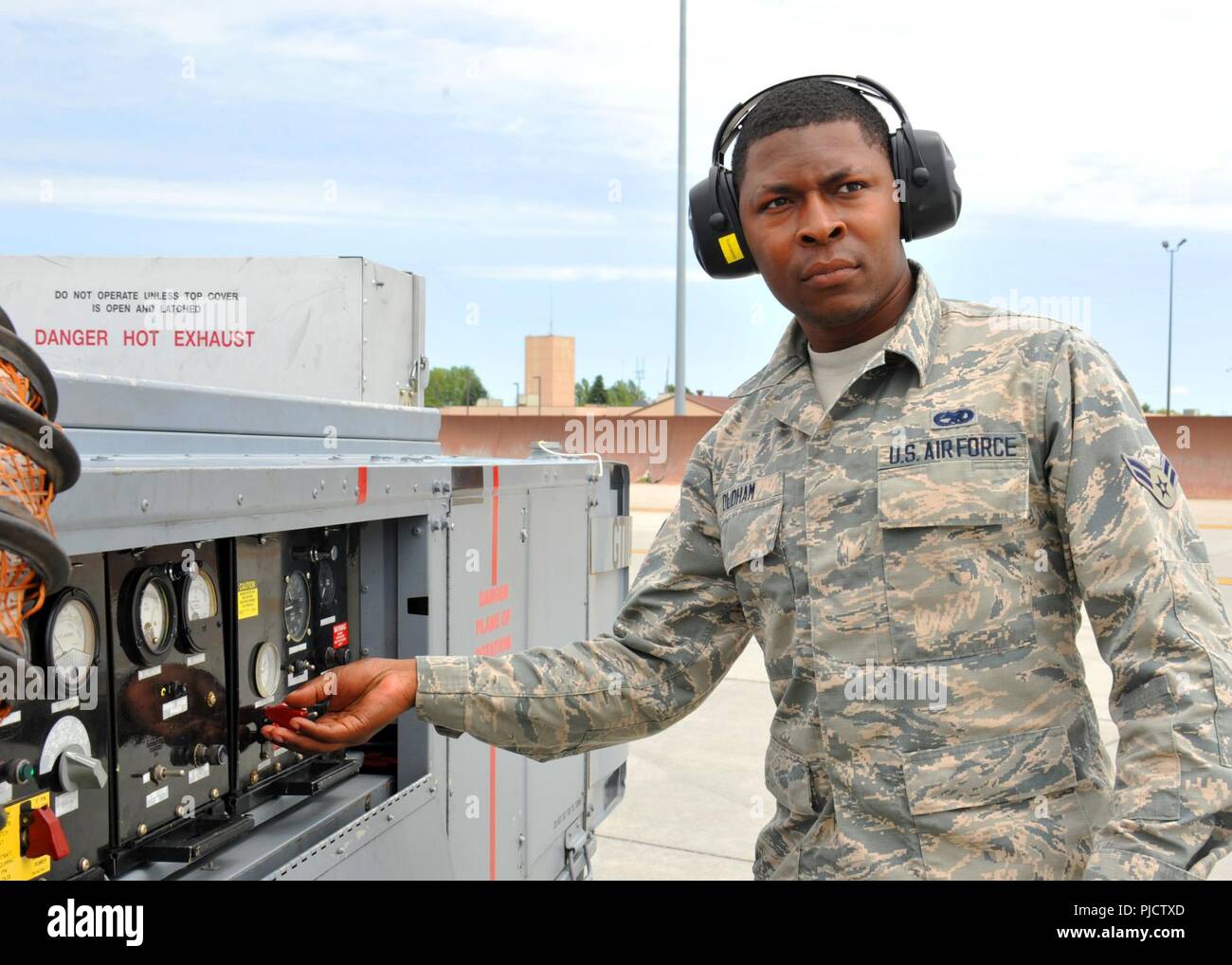 El Sargento. Nicholas Hall, 69º Escuadrón de Mantenimiento jefe de la tripulación, se pone un traje de protección antes de inspeccionar la entrada del RQ-4 Global Hawk, el 6 de julio de 2018, en la base de la Fuerza Aérea en Grand Forks, Dakota del Norte. El Global Hawk es un avión de vigilancia teledirigidos, que utiliza alta resolución Synthetic Aperture Radar de largo alcance y electro-ópticos/infrarrojos sensores con largos tiempos de merodear en zonas de destino. Foto de stock